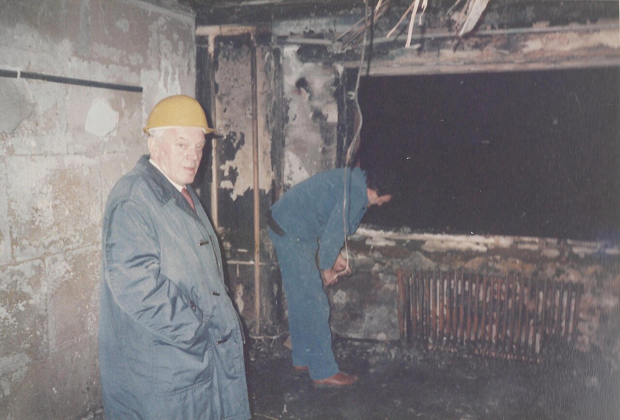 Geschäftsführer Hans Bentz macht sich ein Bild von dem Brandschaden.