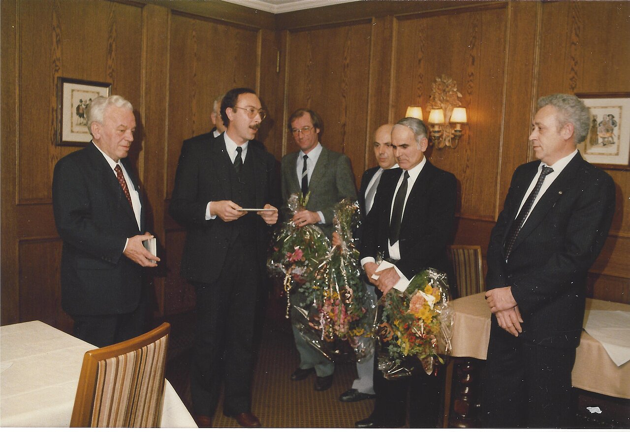 Der neue Prokurist Reinhard Günther hält eine Ansprache vor den Jubilaren von 1986.