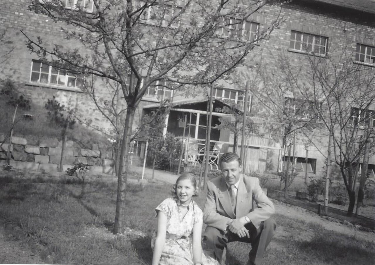 Luisa Haldy und Georg Reeg im Garten (1954)