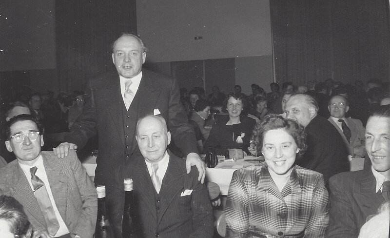 Hanns Nothhelfer (stehend) bei seinen Gästen am Tisch. Das erste Fest nach dem Krieg war eine Verheißung auf bessere Zeiten.