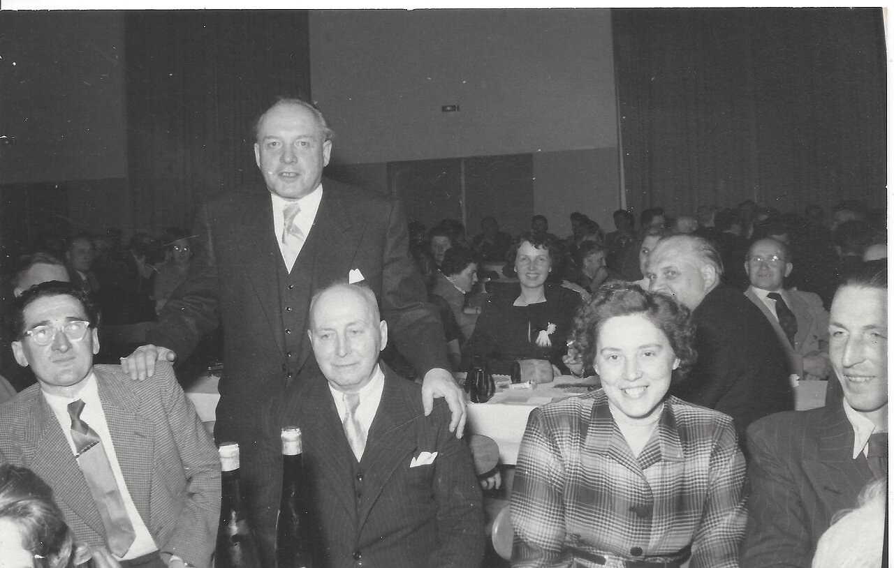 Hanns Nothhelfer (stehend) bei seinen Gästen am Tisch. Das erste Fest nach dem Krieg war eine Verheißung auf bessere Zeiten.