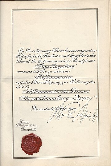 Reproduktion der Urkunde, die Philipp Klein 1914 zum "Hofbaumeister" des Prinzen Heinrich zu Schaumburg-Lippe ernennt.