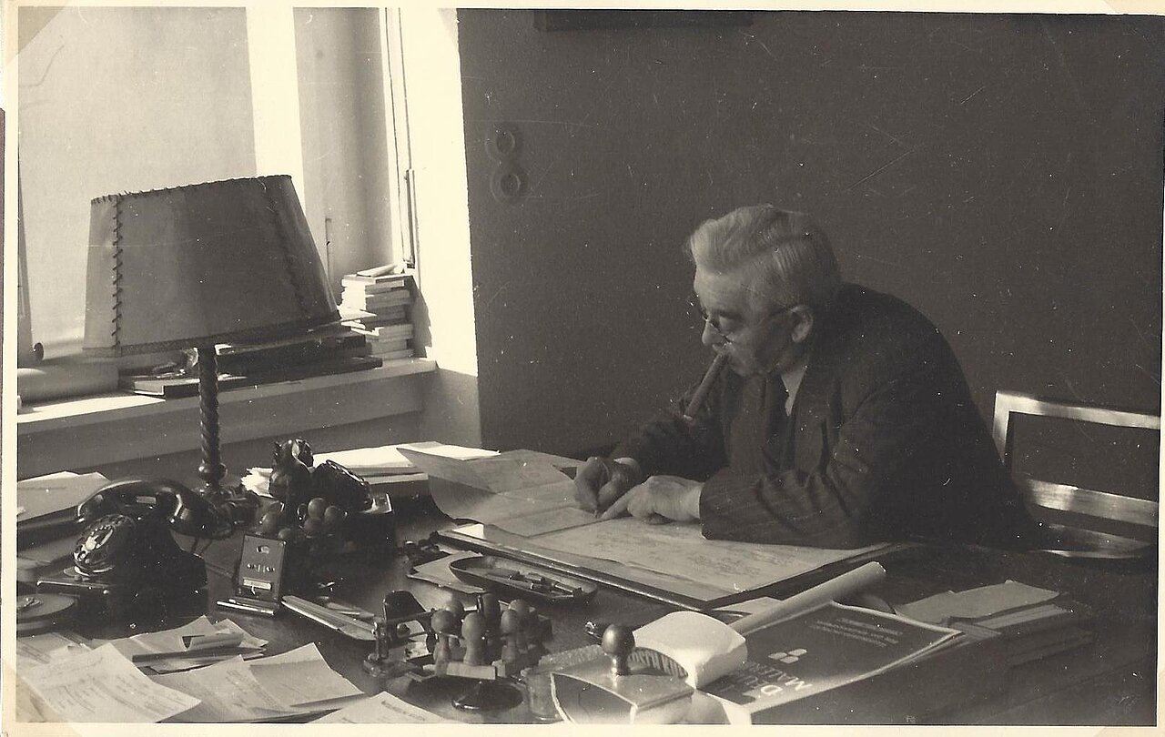 Arthur Wittig am Schreibtisch