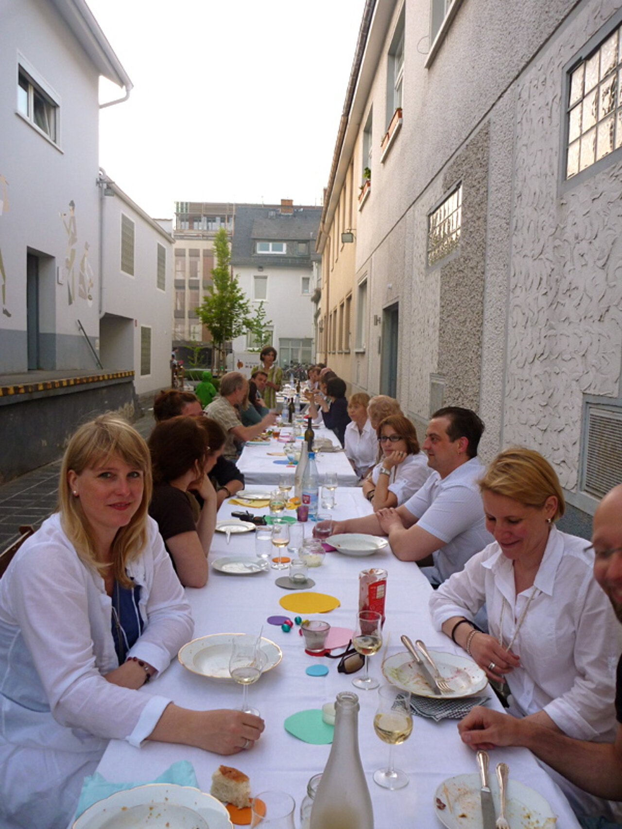 Dinner an einer langen weißen Tafel: So feierten die Künstler der Kleinschen Höfe die "Mainacht 2011".