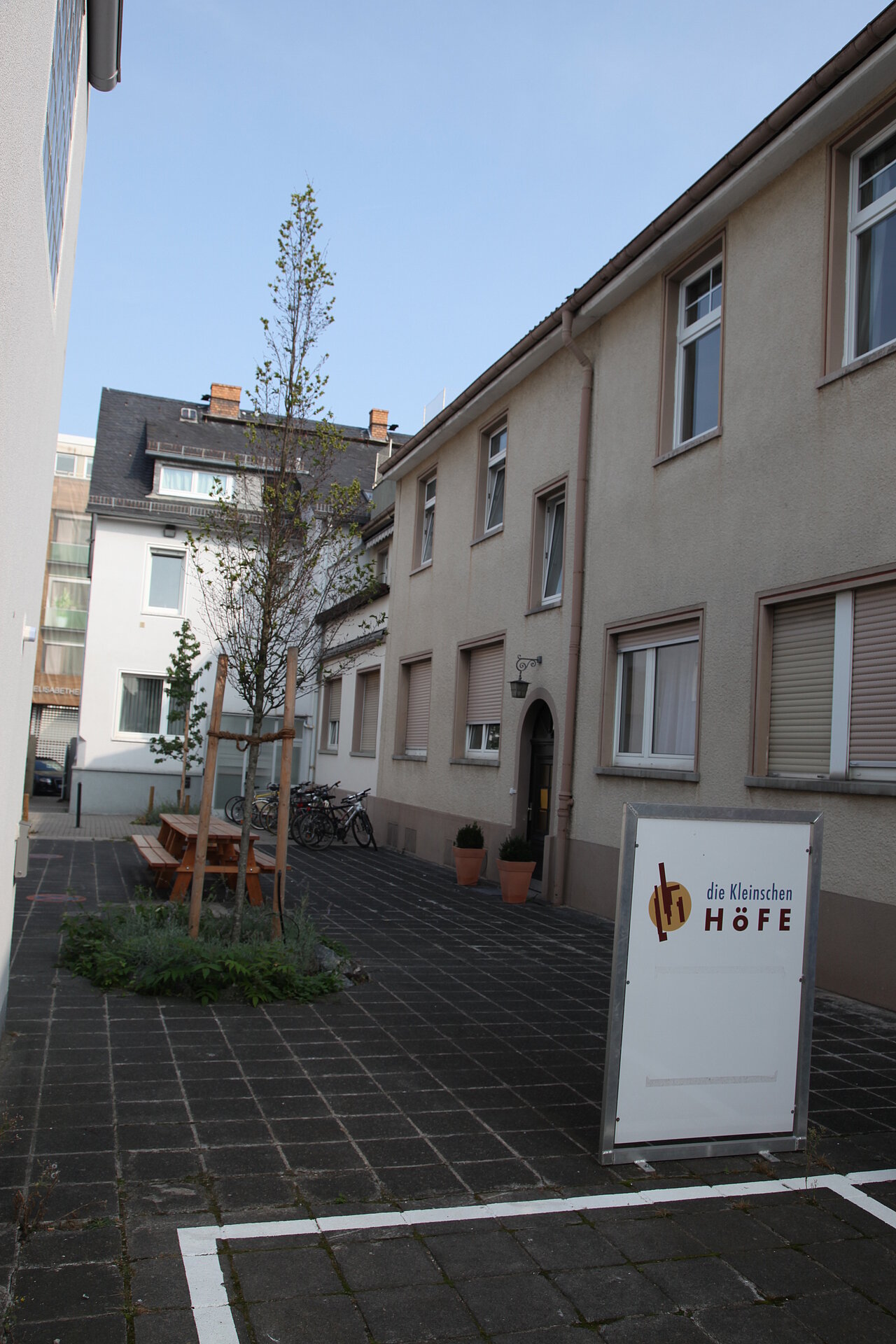 Blick von Süden in den "Kleinschen Hof" des Hauses Elisabethenstraße 68.