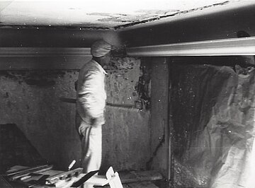 Eine neue Decke soll eingezogen werden. Das Gesims ist bereits in Rabitz-Technik vor die Wand gesetzt. 