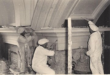 Stuckarbeiter bei der Restauration des Landesmuseums