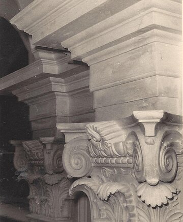 Detail eines Säulenpilaster im Hessischen Landesmuseum.