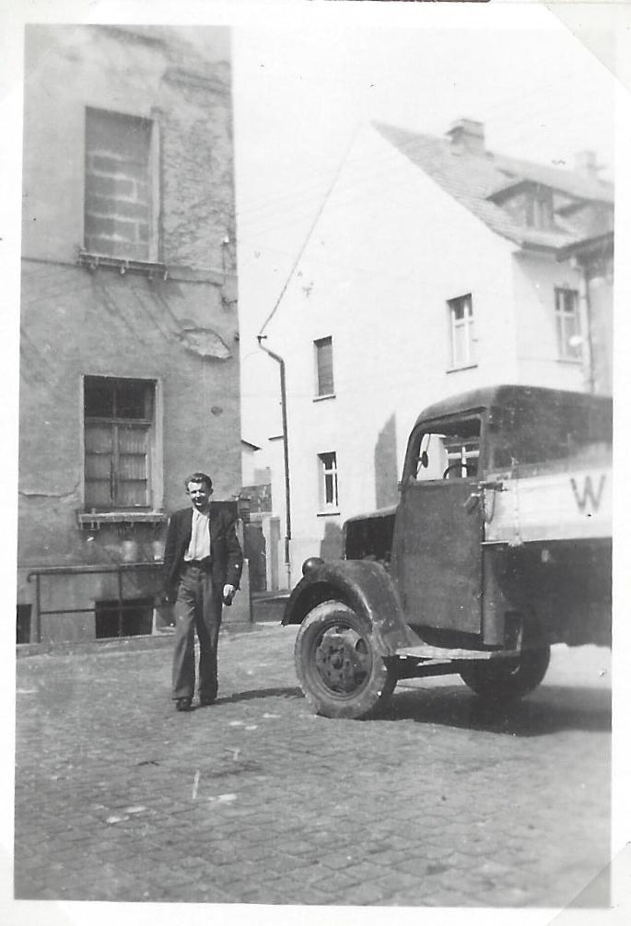 LKW im Hof der Elisabethenstraße 68 (1947)