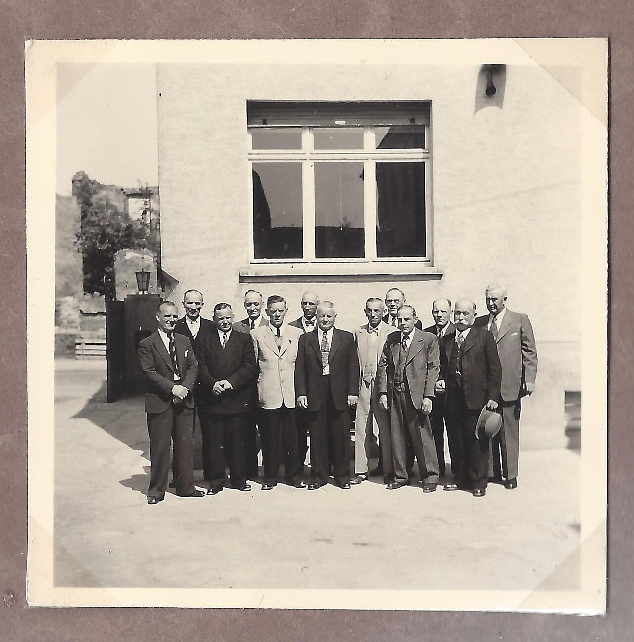 Die Jubilare des Jahres 1948 haben sich im Hof der Firma Klein zum Erinnerungsfoto aufgestellt.