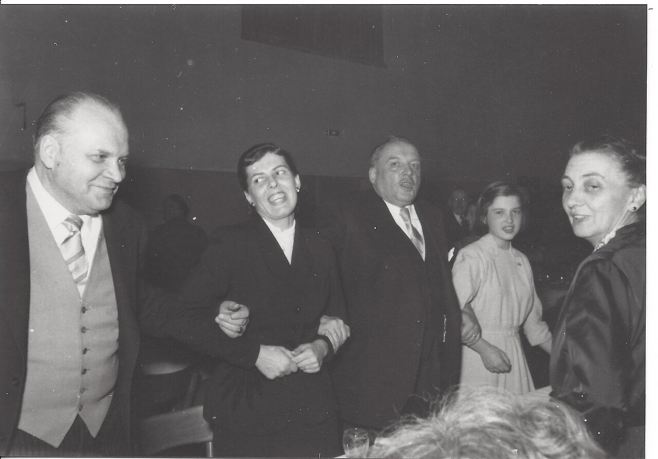 Ausgelassene Freude : v.l. Anton Nothhelfer, Frau Schmidt, Hanns Nothhelfer, Irmgard Nothhelfer und Elisabeth Klein beim Schunkeln in der Bessunger Turnhalle.