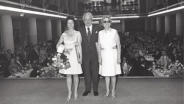 Ein Foto für die Presse: Geschäftsführer Hans Bentz mit Ehefrau Ellen und Firmenchefin Barbara Nothhelfer (re.) auf der Bühne der Otto-Bernd-Halle. Das 100jährige Betriebsjubiläum feierte die Firma Klein in großem Stil.
