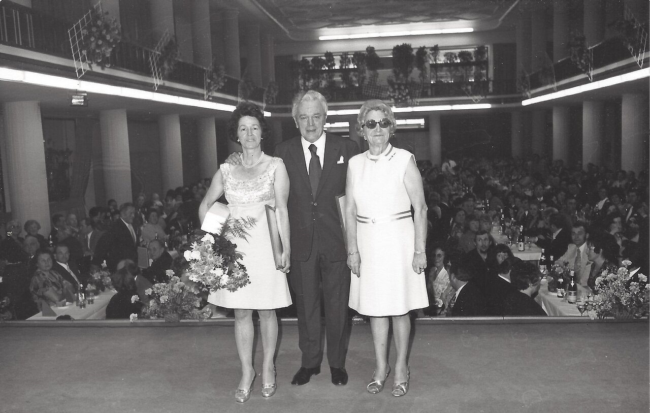Ein Foto für die Presse: Geschäftsführer Hans Bentz mit Ehefrau Ellen und Firmenchefin Barbara Nothhelfer (re.) auf der Bühne der Otto-Bernd-Halle. Das 100jährige Betriebsjubiläum feierte die Firma Klein in großem Stil.